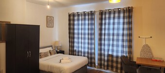 1 Bed Flat - Sleeps 3 - Parking - Wifi