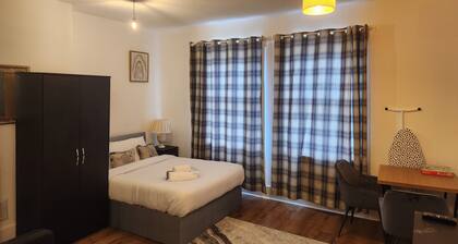 1 Bed Flat - Sleeps 3 - Parking - Wifi