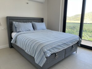 4 عدّة غرف نوم ومكواة/لوح كي وواي فاي وملاءات أسرّة