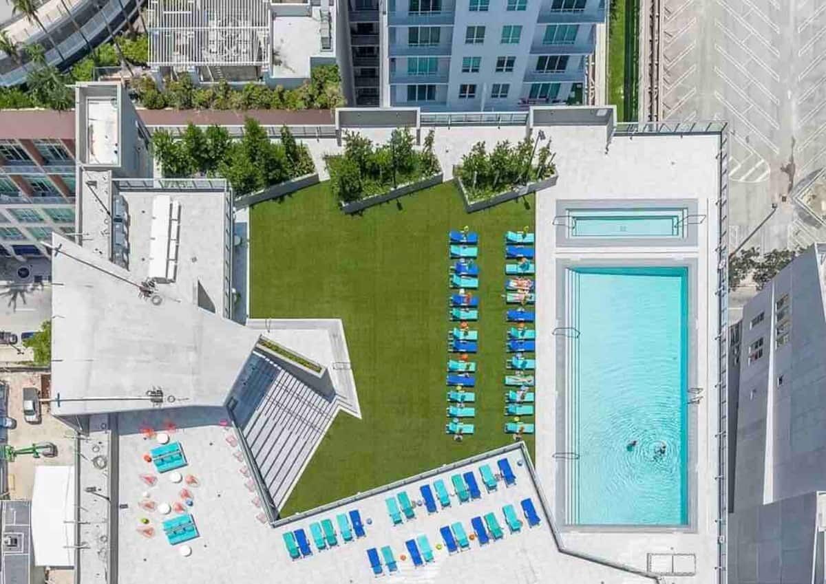 Modern Downtown Miami Apartment: City Views & Luxury Living Overlooking Biscayne