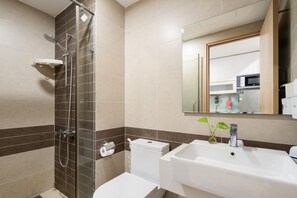 Panorama studio | Badkamer | Een douche, een regendouche, een haardroger, pantoffels