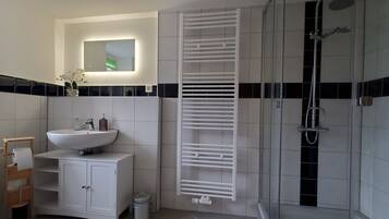 Dusche, Haartrockner, Handtücher