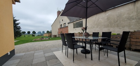 Outdoor dining. Holiday Home 'Oderbruch' with Private Terrace, Private Garden and Wi-Fi