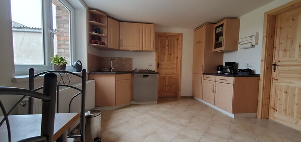 Fridge, oven, stovetop, dishwasher