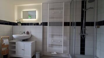 Dusche, Haartrockner, Handtücher