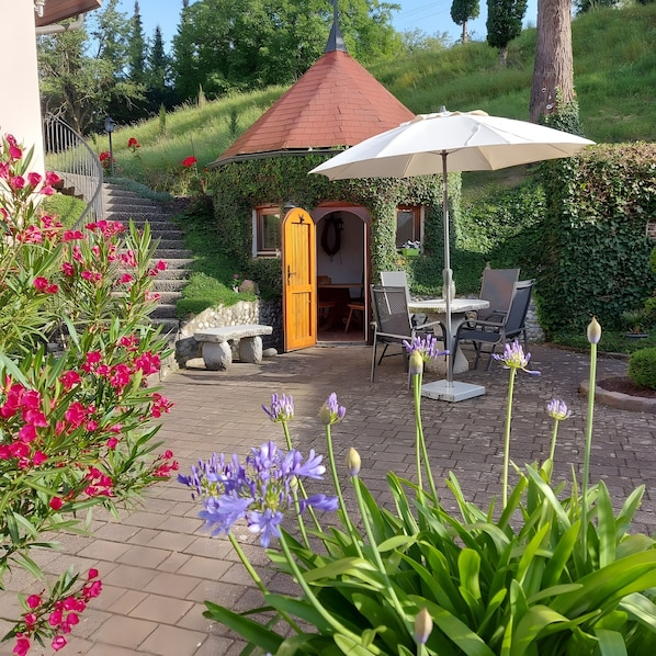 Outdoor dining - Panorama apartment with balcony (Salem)