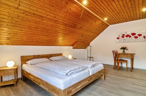 A bedroom with a wooden ceiling, a bed, a desk, and a chair. - Apartment "Panorama View" with Shared Garden, Balcony, and Wi-Fi (Salem)