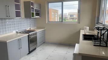 Een koelkast, een microgolfoven, een oven, een kookplaat