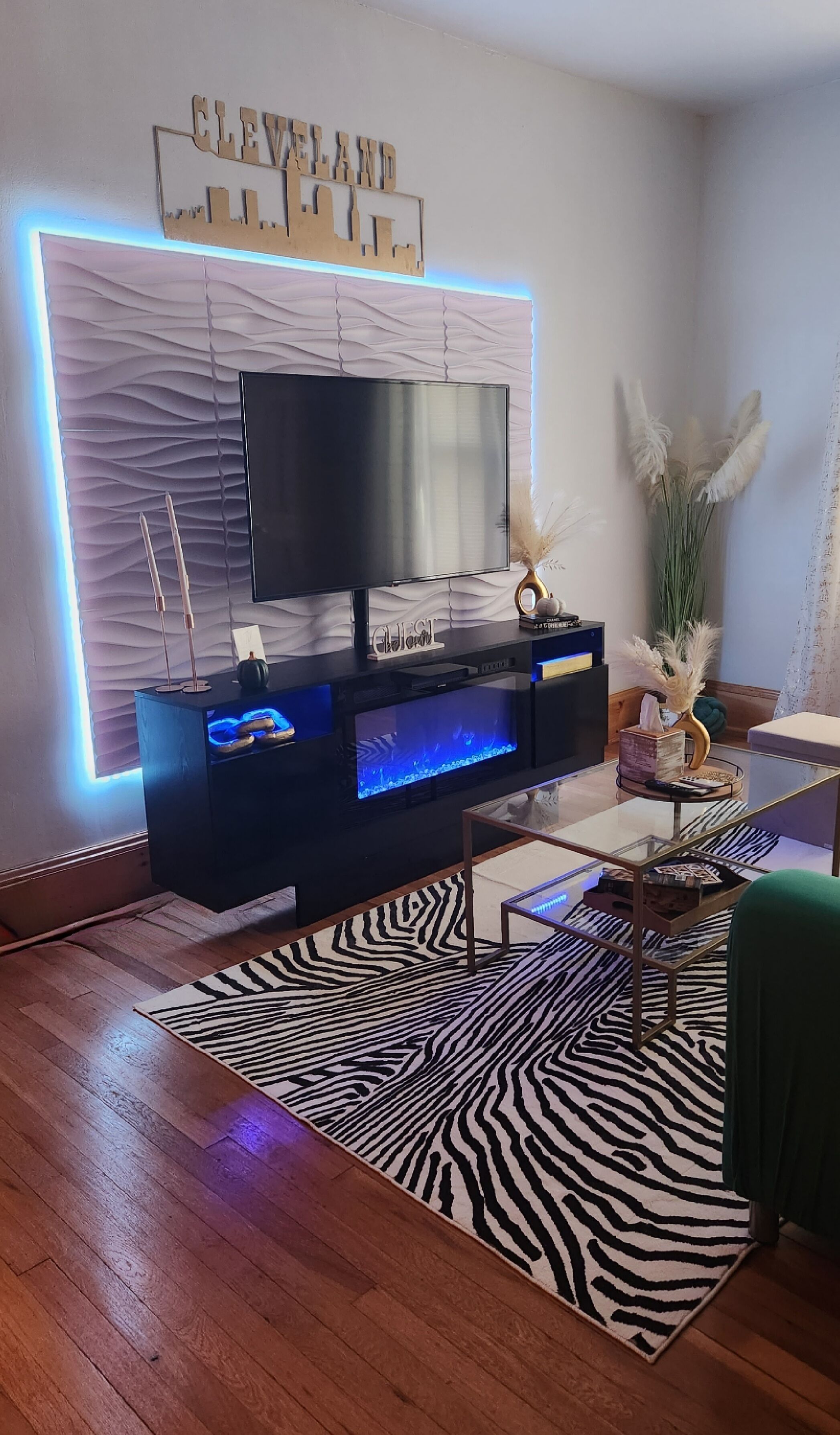 Älytelevisio, takka, kirjoja