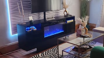 Smart TV, chimenea y libros