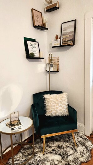 Interior - Chic Coventry — Enjoy 10% off 2+ Nights +Late Check Out  (Cleveland Heights)