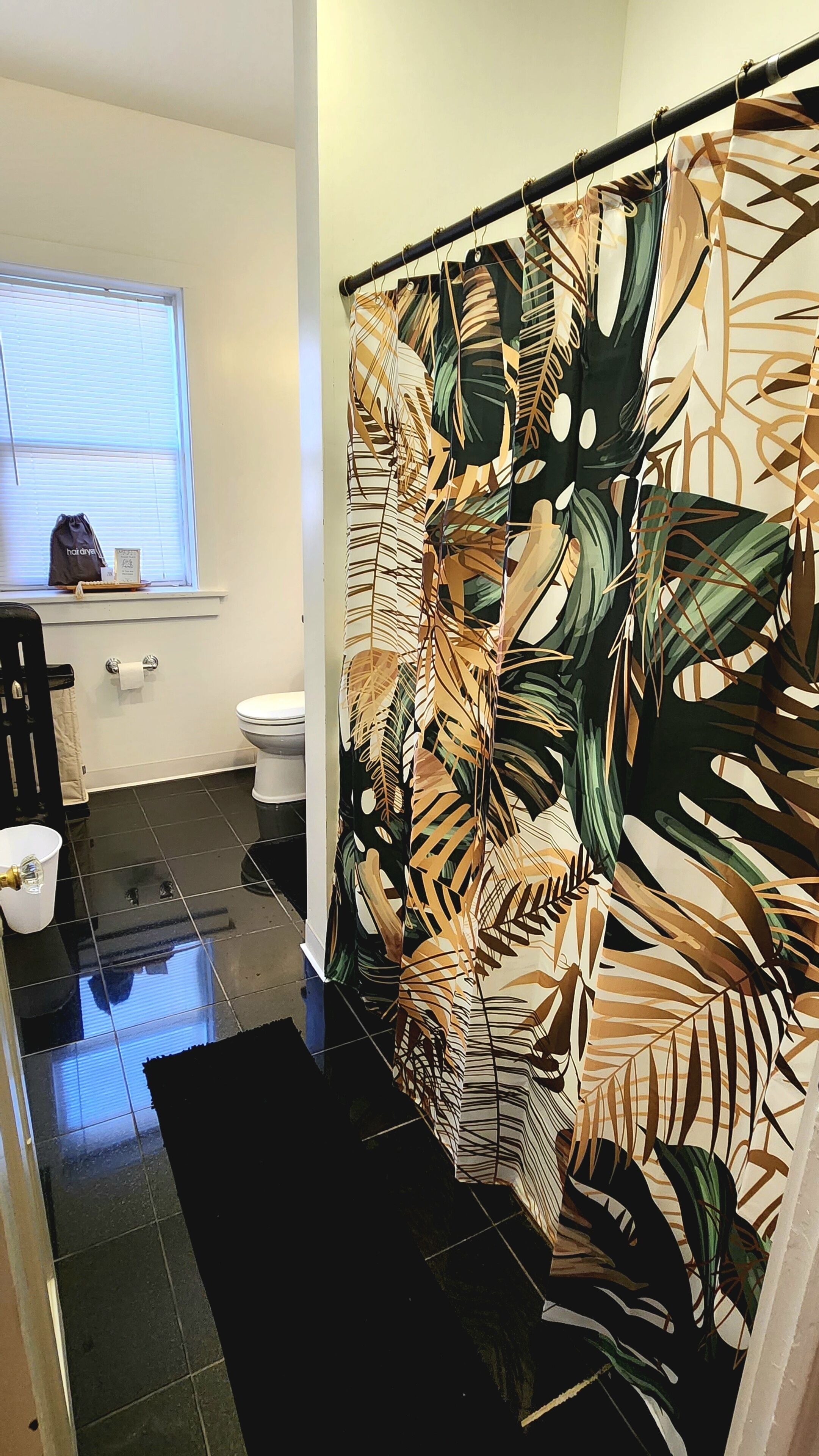 Een haardroger, handdoeken, zeep, shampoo