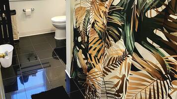 Een haardroger, handdoeken, zeep, shampoo