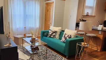 Smart-tv, een open haard en boeken