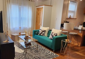 TV connectée, cheminée, livres