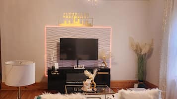 Smart TV, chimenea y libros
