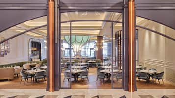 7 restaurants; breakfast, lunch, dinner, and brunch served