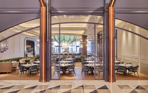 7 restaurants; breakfast, lunch, dinner, and brunch served