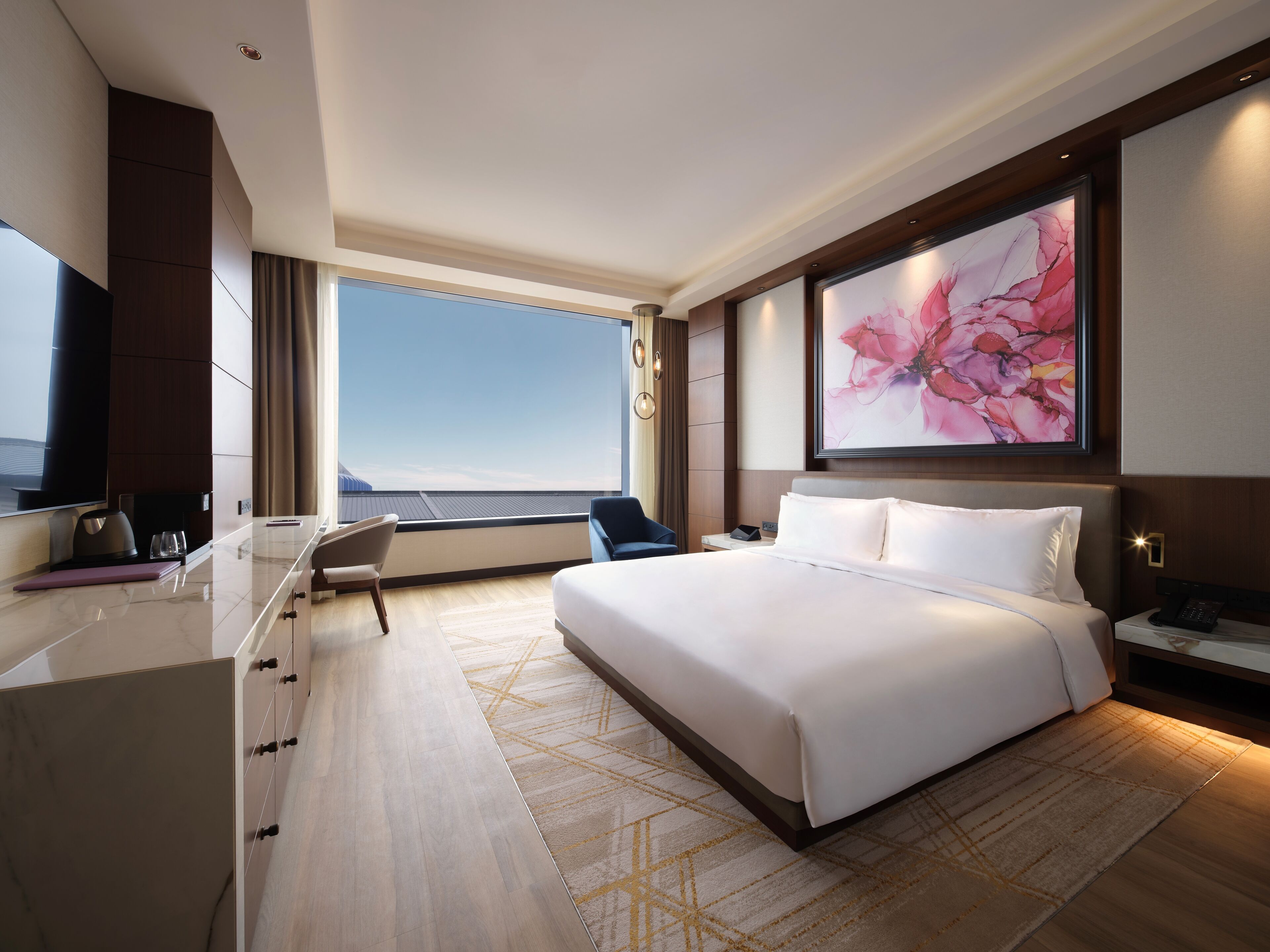 Sun Tower Accessible King | Down comforters, minibar, in-room safe, desk