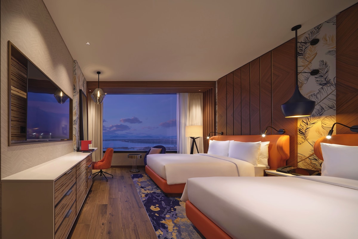 Selimut bulu angsa, minibar, brankas, dan meja kerja