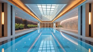 Indendørs pool
