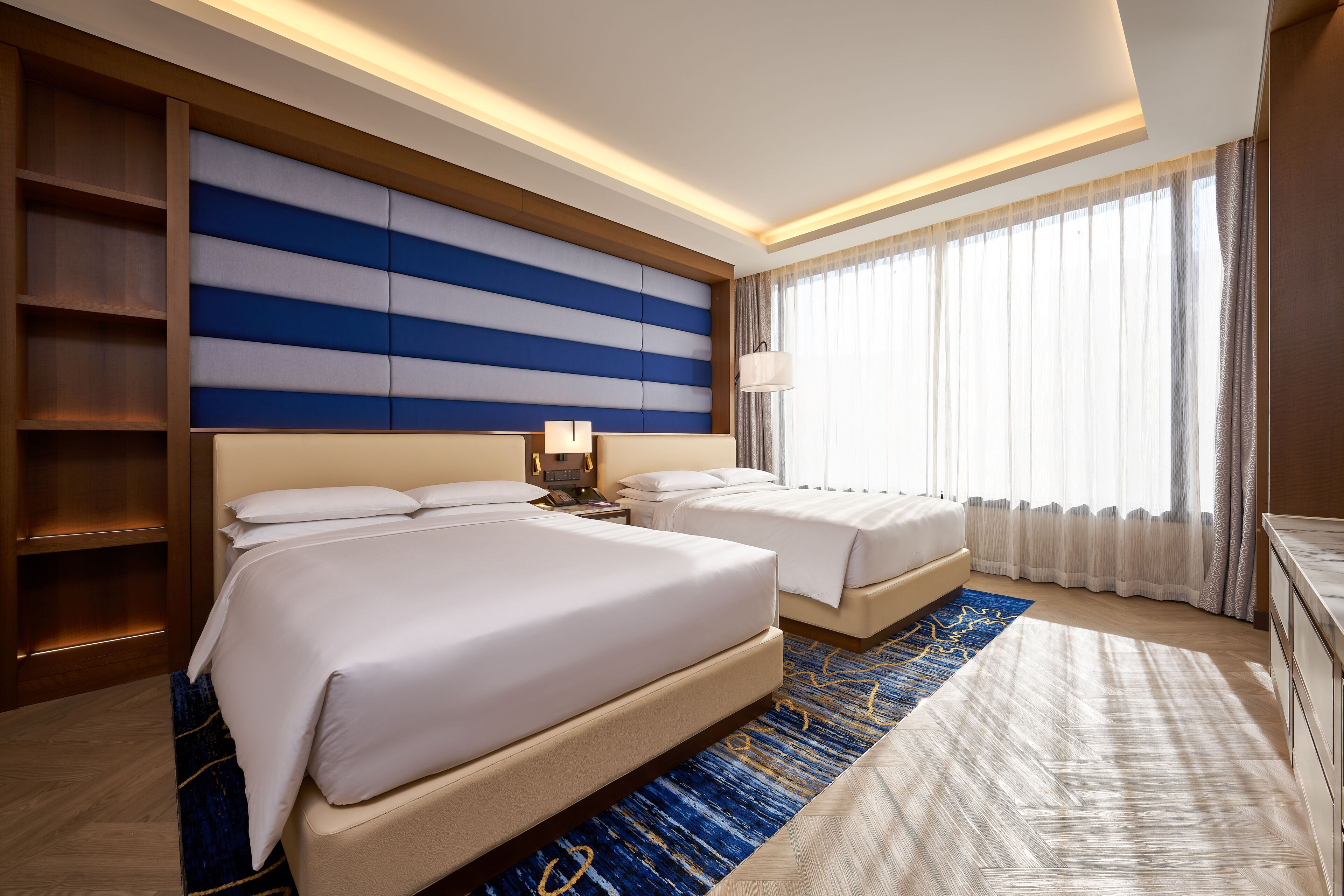 ألحفة محشوة بالريش وميني بار وخزنة داخل الغرفة وستائر تعتيم