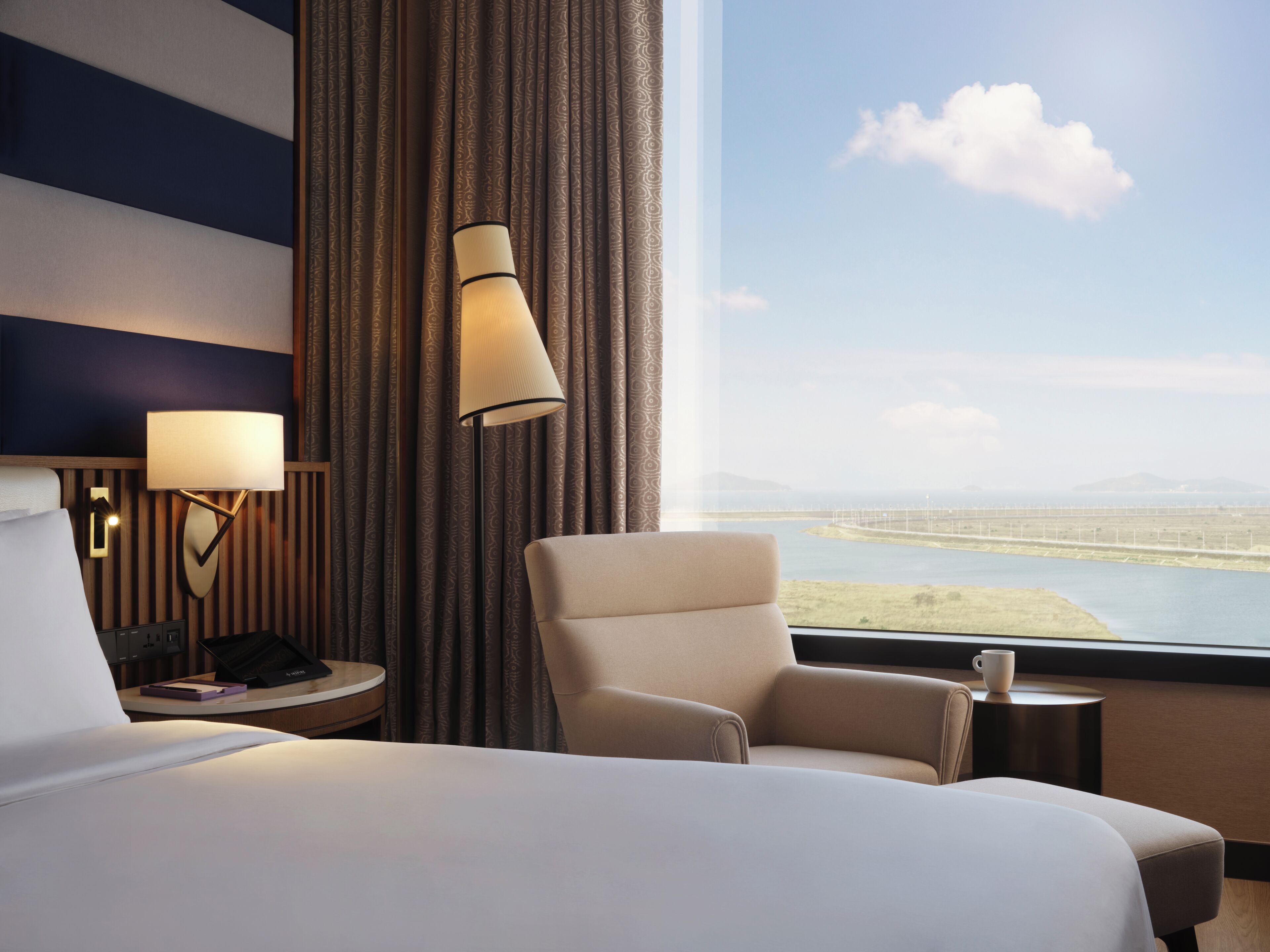 [Stay & Shopping] Ocean Tower Lake Deluxe Double Queen+Free Shuttle Bus+OliveYoung Coupon KRW 10,000 | ألحفة محشوة بالريش وميني بار وخزنة داخل الغرفة ومكتب