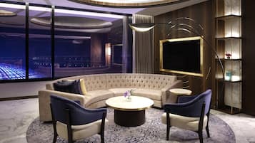 65–tuumainen televisio, jossa digitaalikanavat