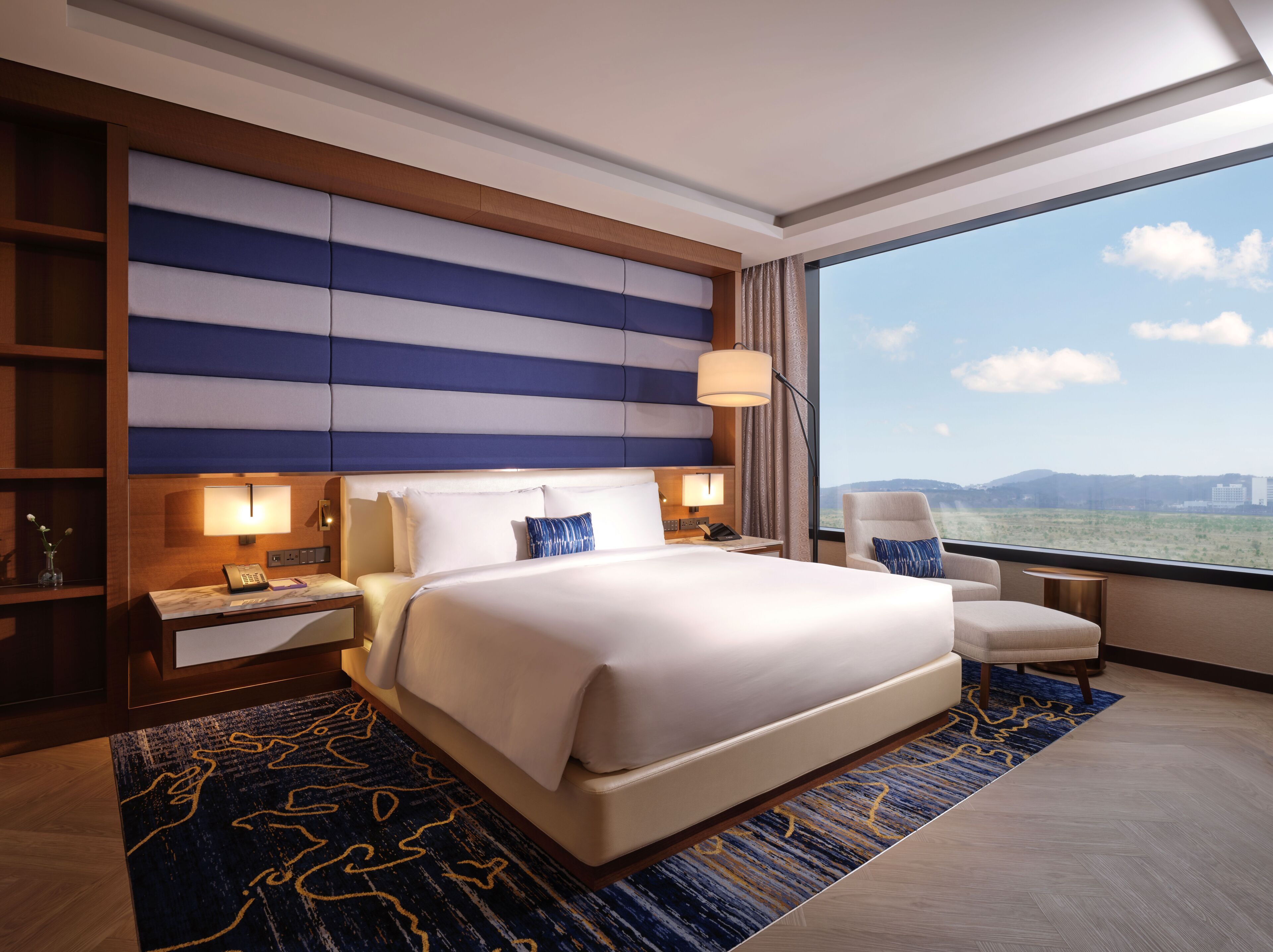 ألحفة محشوة بالريش وميني بار وخزنة داخل الغرفة وستائر تعتيم