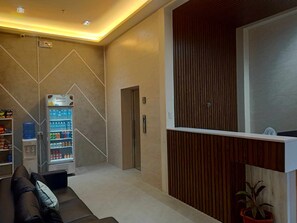 Coin salon dans le hall