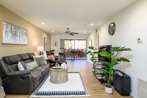 Smart TV, ping pong - Peaceful, Stylish North Phoenix Condo. Awesome Community. Superb Location! (Phoenix)