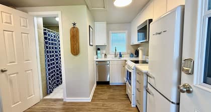 Edmonds Getaway Cottage: Heart of Downtown, Kitchen, W/D, & Parking!