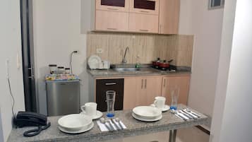 Refrigerador, horno, parrilla de estufa y cafetera y tetera