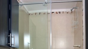 Ein Badezimmer mit Toilette, Waschbecken und Duschkabine.