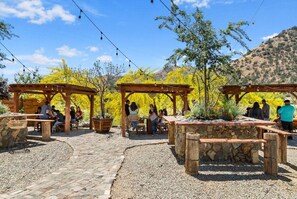 Outdoor dining - The Belle Sequoia Motel RM9 (Three Rivers)