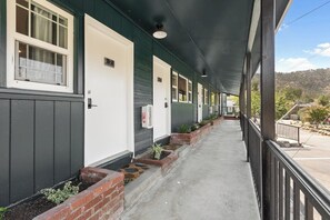 Exterior detail - The Belle Sequoia Motel RM9 (Three Rivers)