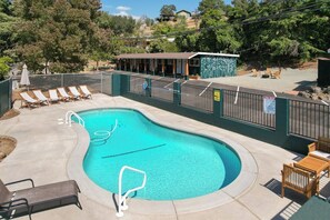 Pool - The Belle Sequoia Motel RM9 (Three Rivers)