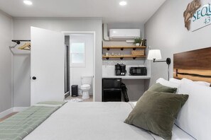 1 bedroom, iron/ironing board, WiFi, bed sheets - The Belle Sequoia Motel RM9 (Three Rivers)