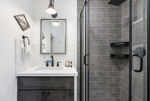 Shower, hair dryer, towels - The Belle Sequoia Motel RM9 (Three Rivers)