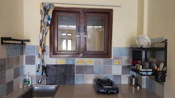 Refrigerador con congelador y utensilios de cocina