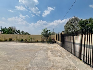 Exterior - RiReRa Guest House Bogor (Kemang)