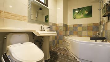 Camera familiare | Bagno | Vasca idromassaggio, doccia idromassaggio, set di cortesia firmato