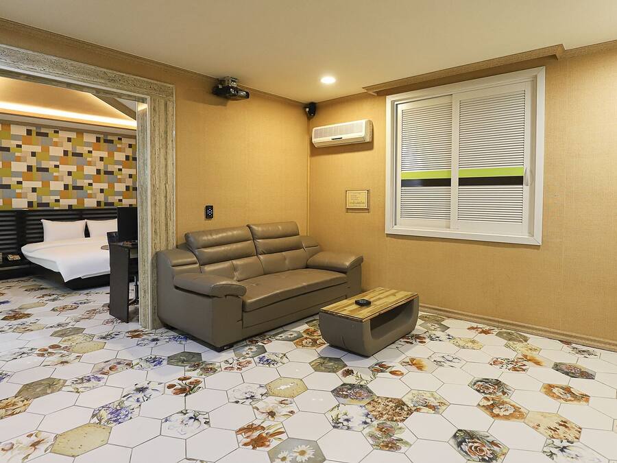 Family Room | Desk, free WiFi, bed sheets