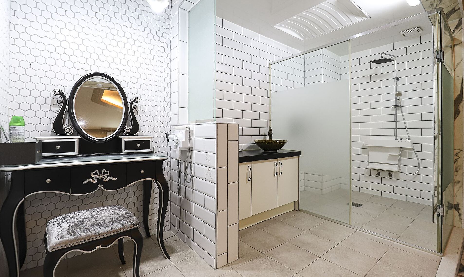 3. 패밀리룸 | 욕실 | 분사식 욕조, 수중안마 샤워기, 고급 세면용품, 헤어드라이어