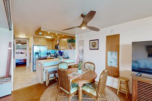 Dining - Snowbird-friendly condo with ocean view, pool, washer/dryer, lanai, & grill (Kailua-Kona)
