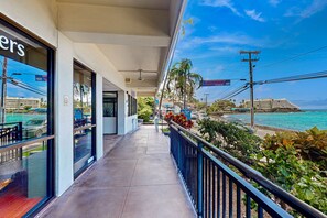 Property grounds - Snowbird-friendly condo with ocean view, pool, washer/dryer, lanai, & grill (Kailua-Kona)