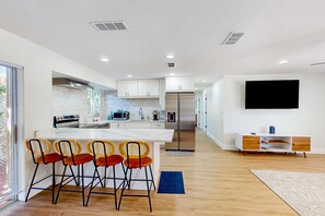 Een koelkast, een magnetron, een oven, een kookplaat