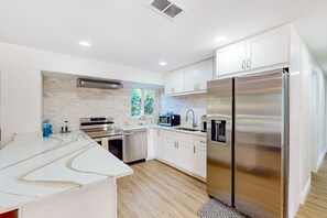 Geladeira, micro-ondas, fogão, cooktop