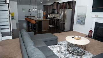 Una Smart TV, una chimenea