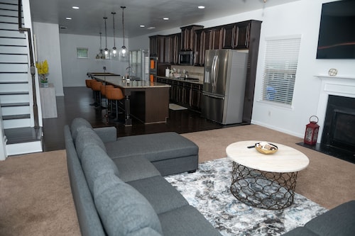  Tranquility with comfort in mind. W Fire-pit & pool table. Proximity to airport